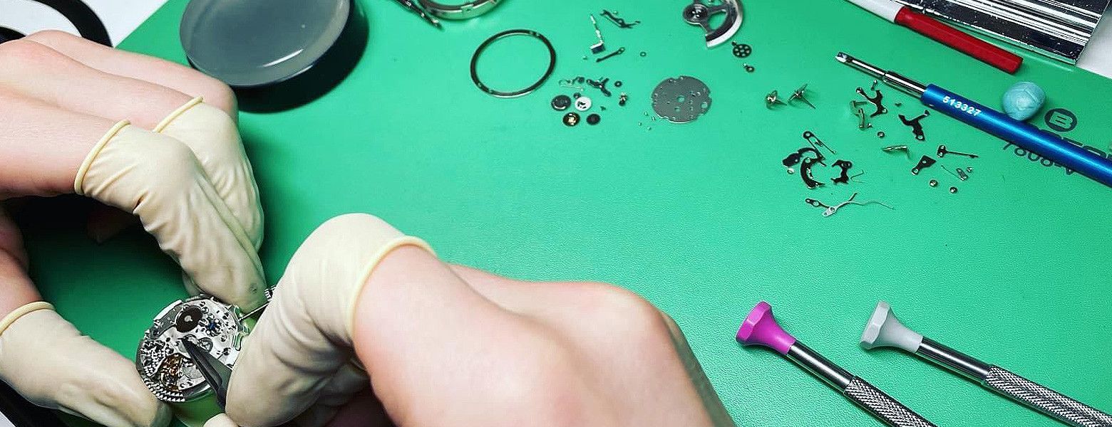 Unsere Werkstatt für Luxusuhren<br />Reparatur & Service Unsere Werkstatt für Luxusuhren<br />Reparatur & Service