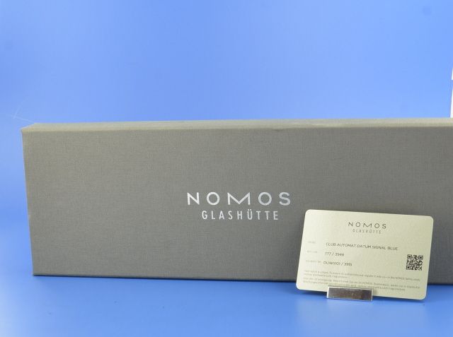 Nomos Club Datum Signal Blau
