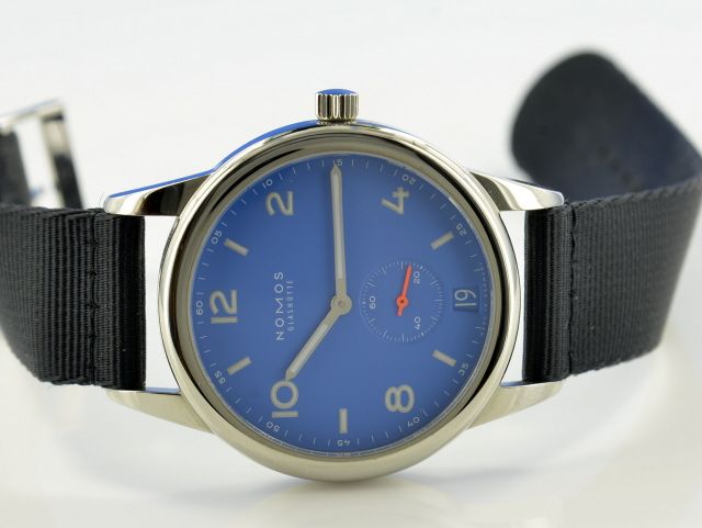Nomos Club Datum Signal Blau