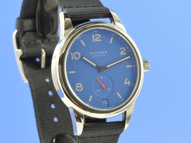Nomos Club Datum Signal Blau
